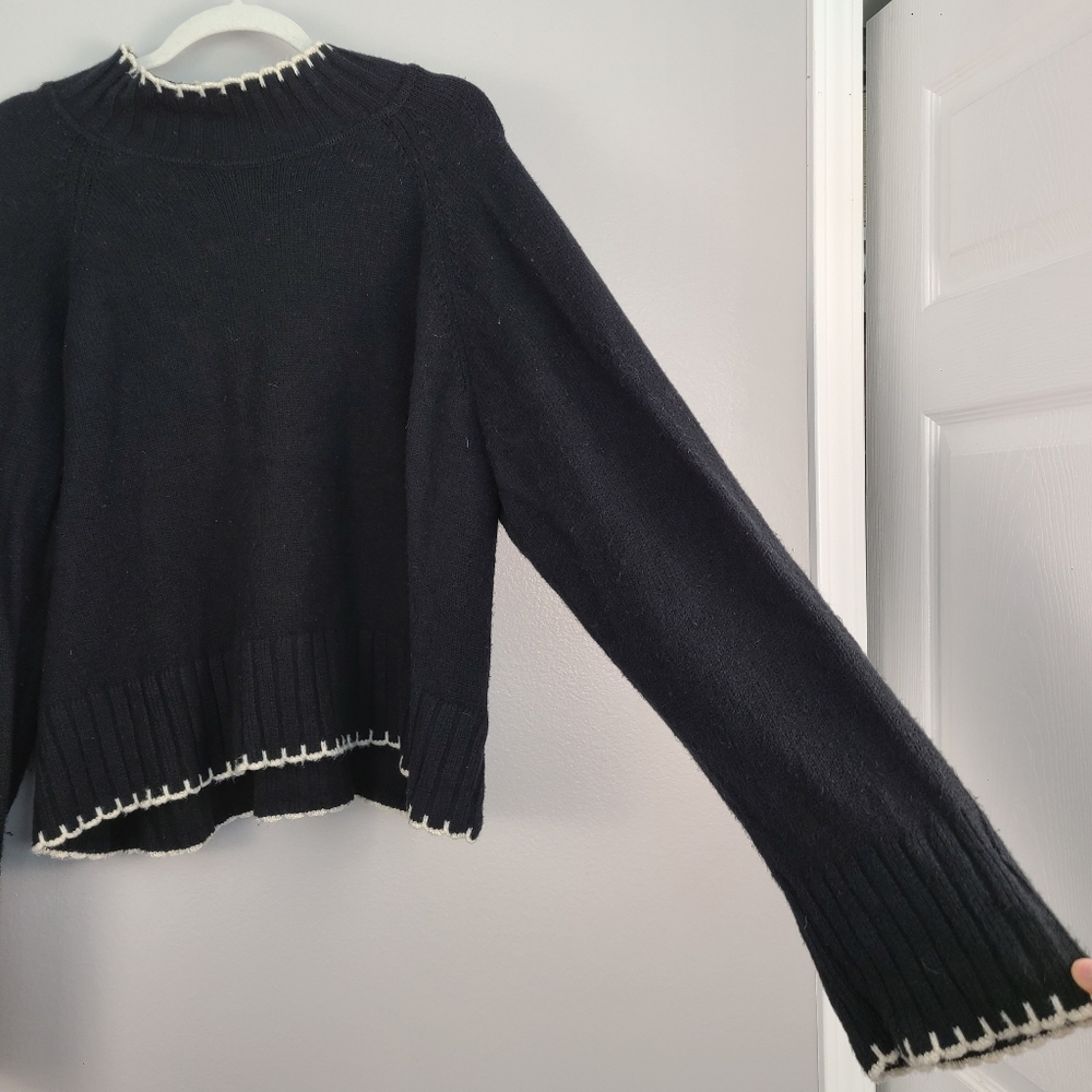 GAP Black & White Contrast Scalloped Hemline Bell Sleeve Pullover Knit Sweater - Picture 4 of 7